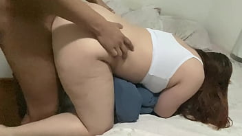 NOVINHA RUIVINHA GOZOU GOSTOSO ENQUANTO DAVA O CUZINHO PRO SEU AMIGO DO TRABALHO