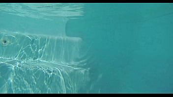 Petite vid&eacute_o un vieux vicieux vient me mater la chatte et le trou du cul ...