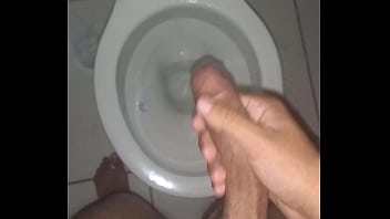 Batendo punheta de madrugada depois de acordar