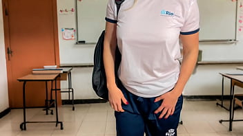 ESC&Acirc_NDALO EM ESCOLA DO RIO ALUNA E PROFESSOR FAZENDO SEXO NA SALA DE AULA E ELE FOI DEMITIDO