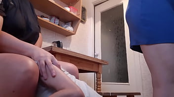 While our housekeeper was washing dishes, my girlfriend was riskily licking pussy under the table