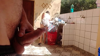 Peguei minha enteada lavando roupa de shorts, fiquei com tes&atilde_o e gostei da bucetinha super gostosa dela