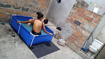 Seorang wanita India atletis dan seorang wanita Latin bertubuh gemuk menikmati liburan di tepi kolam renang sementara matahari menghangatkan tubuh sensual mereka.