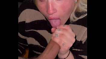 Quer&iacute_a que le chupe la pija y le di una rica mamada