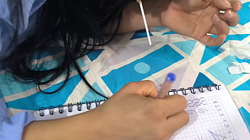 Wanita berseragam itu mengerjakan PR-nya dengan rok pendek! Dia cantik dan genit.