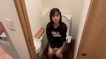 【同棲カップルの日常SEX】臭い彼女の酸っぱいマンコをたしなんだ後に軽く中出しSEXするカップル。