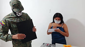 O soldado transou com a vendedora venezuelana pela primeira vez. Ela faz isso para obter benef&iacute_cios colaterais e curtir sexo no trabalho.