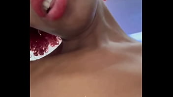 Morenita linda con un coñ_o jugoso y un culo abierto