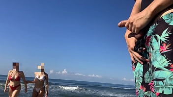 Me saco la polla en la playa p&uacute_blica para ver si alguna chica se antoja y consigo PREMIO DOBLE