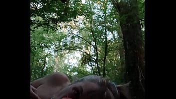 2025 09 17 Esclave F en foret rampe dans la boue pisse et ceinture