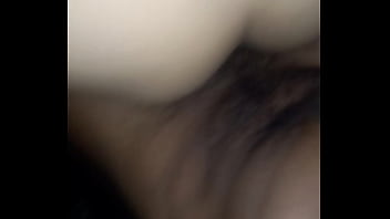 Asi descubres que tu esposa es infiel follando con tu amigo e el auto sin condon