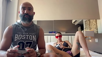 Jogando videogame com o meu namorado, ele socou o controle na minha buceta e meteu no meu cuzinho