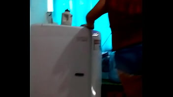 Bailo y muevo con mi puti-short el culo para que mi macho se exite