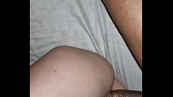 Ella se le pone  su co&ntilde_o h&uacute_medo cuando se la meto