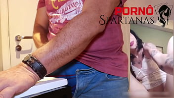 Novinha Assiste Porn&ocirc_ da M&atilde_e e Vai Sentar no Mesmo Pau