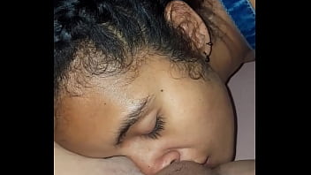 Mi hermanastra se sienta en cama cuando mi novia me hace acabar chupandome el pen&eacute_. Es una buena experiencia la recomiendo