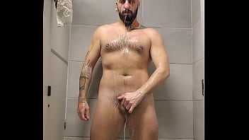tomando banho depois da academia