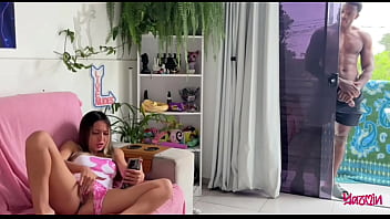 MEU PADRASTO ME PEGOU BATENDO UMA E ME FEZ GOZAR AT&Eacute_ ELE JORRAR LEITE NA MINHA BUCETINHA (Completo no Sheer e Red)