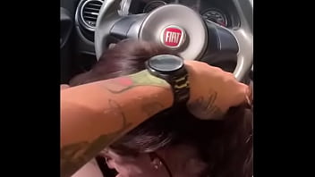 Gozei na boca da vizinha no estacionamento do bar