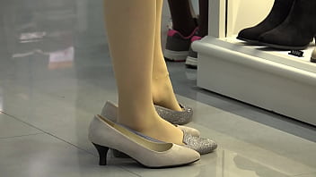 【鞋店丝袜拍摄记3】两位短裙肉丝美女鞋店试穿高跟鞋