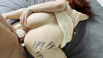 ruiva cacheada surpreende marido com plug anal e dá_ o cuzinho de presente