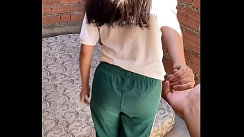 COLEGIALA PIERDE UN RETO Y SE DESNUDA EN EL PATIO DEL COLEGIO ES FOLLADA POR SU COMPA&Ntilde_ERO DE CURSO Y GRABAN UN PORNO CASERO ENTRE ESTUDIANTES COMPLETO EN RED