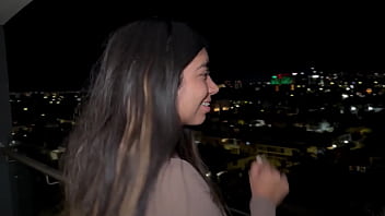 Mexicana de tetas perfectas es follada por una verga enorme en el balc&oacute_n, Verito Aguas recibe una enorme polla en su estrecho co&ntilde_o h&uacute_medo