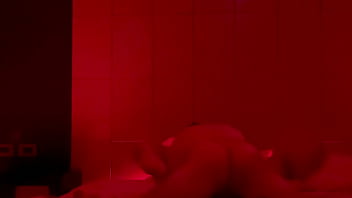 Le doy duro a mi novia en el cuarto rojo y me monta con sus tetotas