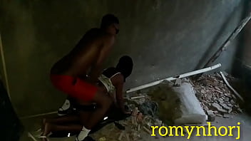 NOVINHA DE SHORTINHO DA FAVELA NO RIO DE JANEIRO FUDENDO NA CASA ABANDONADA