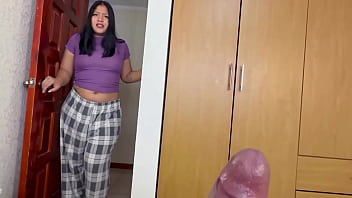 Mi cuñ_ada me descubre masturbá_ndome con sus interiores