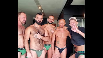 Orgia com muita botelhada em um ú_nico cuzinho