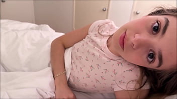 Compartiendo la cama con la pequeñ_a hermanastra