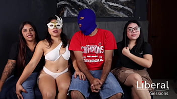 TRIO CON CHICA UNICORNIO DE GRAN CULO