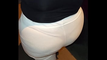 MADURA USANDO HILO ROJO EN LEGGINS TRANSPARENTES CAPTADA EN LA CALLE