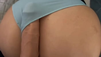 La amiga de la hermanastra tiene un peque&ntilde_o culo para mi gran polla ... Ella se mueve en mi polla y me corro ensuciando mis bragas