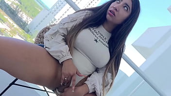 Mexicana de culo redondo es follada por la gruesa verga de su padrastro! Caliente sexo anal en balcon con latina tetona