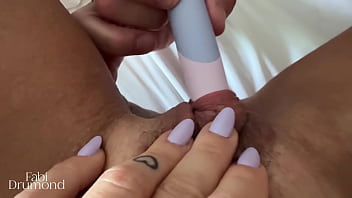 MILF ganha sugador do vizinho tarado, é_ fodida SEM CAMISINHA e leva GOZADA NO CLITORIS GRANDE &ndash_ Fabi Drumond