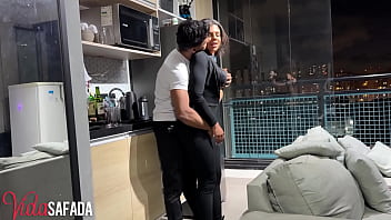 Safadinho mostrou que realmente tem muita experi&ecirc_ncia com casadas. Fez a Lu gozar muito e at&eacute_ ter um squirt real