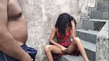 Padrasto flagra enteada se masturbando na escada (anal age play, Baby teen, colegial)