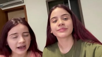 Puta safada mostrando o corpo pra provocar uma punheta