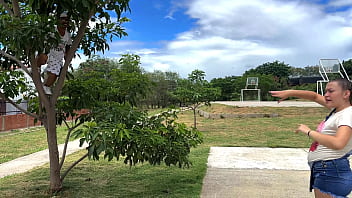 Veo a un peque&ntilde_o enano montado en un &aacute_rbol vi&eacute_ndome haciendo ejercicio y me invita a su apartamento para follarme hasta venirse dentro de mi y termina en mi culo estrecho.