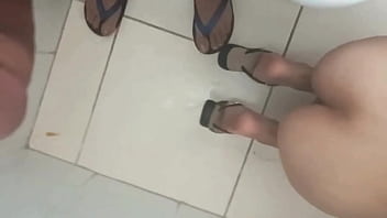 Entre en el ba&ntilde_o donde estaba MI HERMANASTRA al principio se mostro t&iacute_mida pero luego me demostr&oacute_ ser una puta que le encanta coger