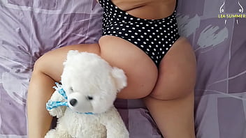 Me toco el coñ_o y meto mi consolador anal frente a la ventana de mi vecino para que se masturbe.