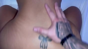Olha o que fizeram comigo, acabaram com o meu cu , primeiro foi o marido pra abrir caminho para o pau gigante do amigo!