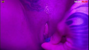 Fiz a Belinha de putinha com a coleira no pesco&ccedil_o - Safada milf aguentando 24cm dentro dela