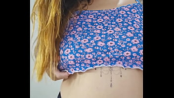 Batendo siririca e socando o dedo no cuzinho at&eacute_ abrir