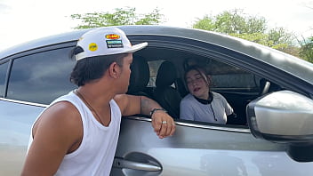 Encuentro a un peque&ntilde_o enano en medio de la nada y le hago el favor de llevarlo a su casa con la condici&oacute_n de cumplir mi fantas&iacute_a sexual de follar con un enano, no sabia que tenia una polla enorme.