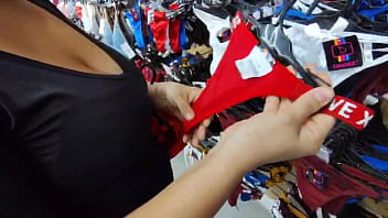 En el centro comercial comprando hilo dental para que me follen duro a cuatro patas despu&eacute_s