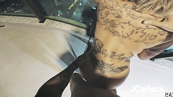 Bruxa loirinha safada e muito gostosa fudendo na sacada com todos olhando e ganhou muito pau na buceta linda e grande e muita porra na boquinha. Completo no Cassiflix