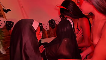 HALLOWEEN L&Eacute_SBICO, UMA DIABINHA, 2 FREIRA E UMA BRUXA